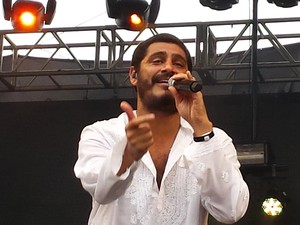 Criolo canta pelas vítimas da lama (Foto: Raquel Freitas/G1)