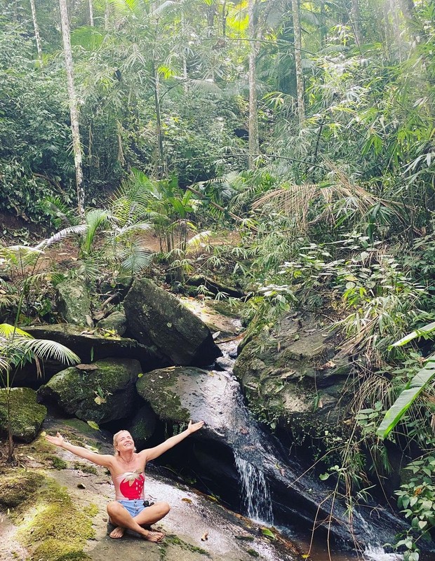 Angélica medita em cachoeira (Foto: Reprodução/Instagram) Angélica medita em cachoeira (Foto: Reprodução/Instagram)