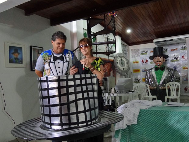 Presidente do bloco Luiz Adolpho e estilista Xuruca Pacheco apresentam nova cartola do Homem da Meia-Noite (Foto: Katherine Coutinho/G1)