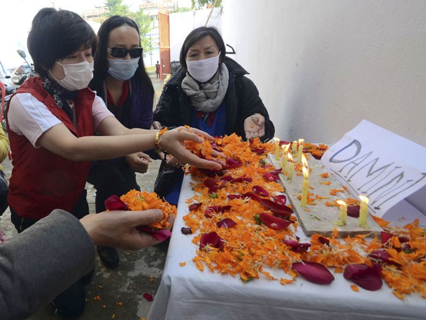 Estrangeiras prestam homenagem a indiana que morreu após estupro coletivo em ônibus (Foto: Manish Bhandari/AP)