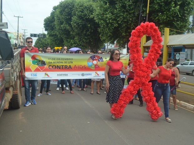 Caminhada percorreu as ruas do centro de Cacoal nesta sexta-feira (2) (Foto: Rogério Aderbal/G1) Caminhada percorreu as ruas do centro de Cacoal nesta sexta-feira (2) (Foto: Rogério Aderbal/G1)