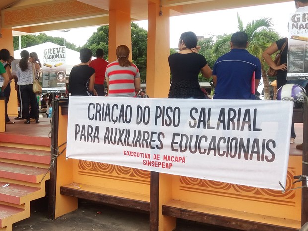 protesto; professores; piso salarial; categoria; educadores; sinsepeap; praça da bandeira; (Foto: John Pacheco/G1)