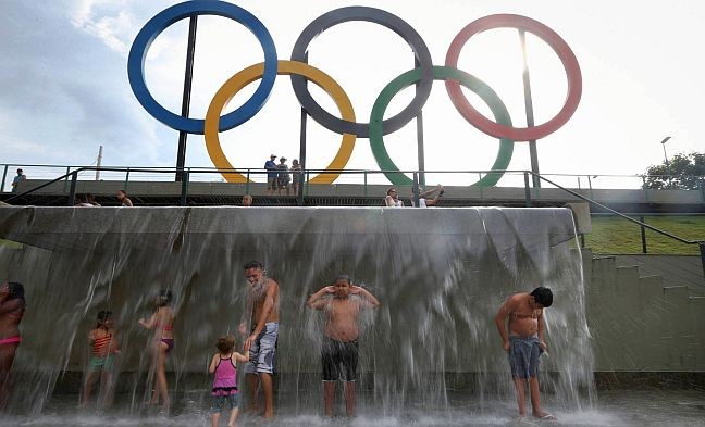 Os anéis olímpicos do parque Madureira, no subúrbio carioca (Foto: Mario Tama / Getty)