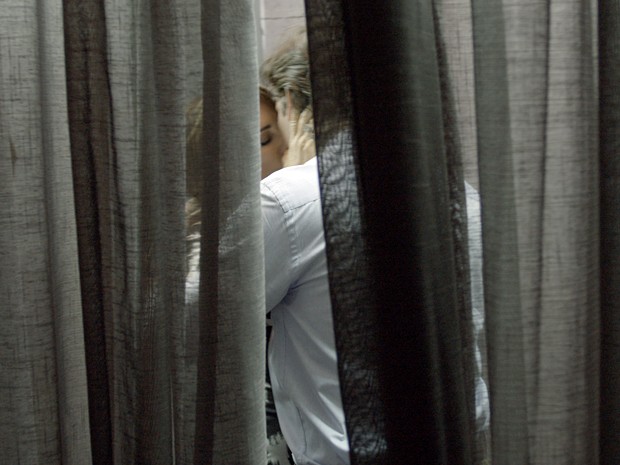 Beatriz se entrega dentro da cabine (Foto: TV Globo)