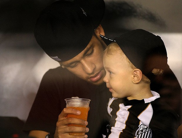 Neymar assiste ao jogo do Santos com o filho (Foto: Futura Press)