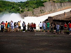 Visitantes aproveitam o passeio pela Usina de Itaipu para admirar o vertedouro aberto na madrugada deste domingo (1º) (Foto: Adenesio Zanella / Itaipu Binacional)