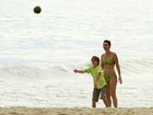 Glenda Kozlowski vai a praia com o filho