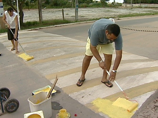 Moradores pintam quebra-molas para evitar acidentes em Vila Velha (Foto: Reprodução/TV Gazeta)