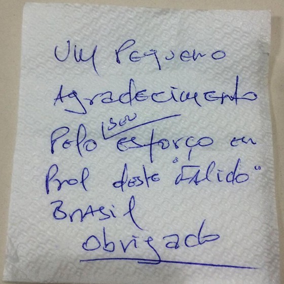 Após cortesia de pagar o almoço do deputado Jair Bolsonaro (PP-RJ), um cliente do restaurante ainda lhe manda recado no guardanapo (Foto: Jair Bolsonaro)