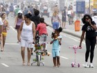 Glória Maria passeia com as filhas pela orla do Leblon, no Rio