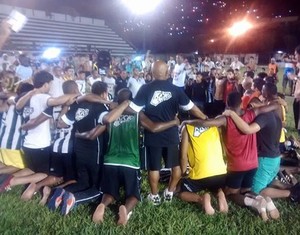 Em oração, os jogadores se reuniram para agradecer o acesso, no centro do gramado do Mamudão. (Foto: Diego Souza/Globoesporte.com)