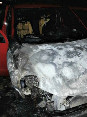 Carro de agente foi incendiado na madrugada desta terça-feira (7) (Foto: Divulgação/Asspen-AC) Carro de agente foi incendiado na madrugada desta terça-feira (7) (Foto: Divulgação/Asspen-AC)