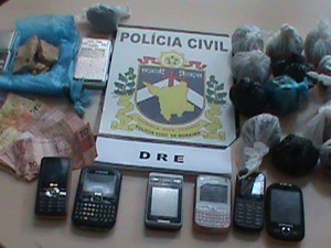 Foram apreendidos drogas, celulares e dinheiro proveniente do tráfico  (Foto: Divulgação/DRE)