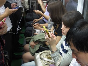 Sul-coreanos no metrô em Seul na quinta-feira (6). (Foto: Daniela Braun/G1)