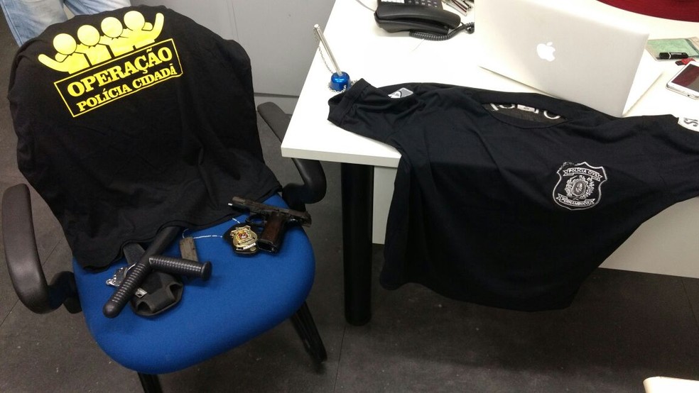 Além das camisas, suspeito portava armas e distintivo da Polícia Civil (Foto: Divulgação/Polícia Civil)