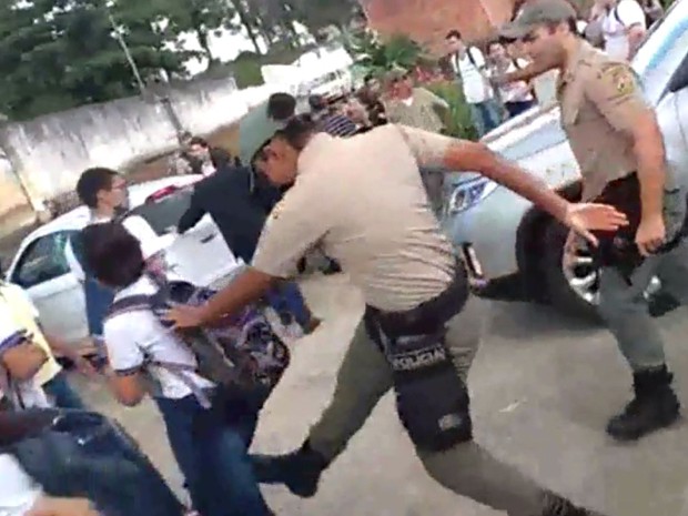 Confusão entre policiais e estudantes aconteceram em frente à escola inaugurada em São Lourenço da Mata (Foto: Reprodução/TV Globo)