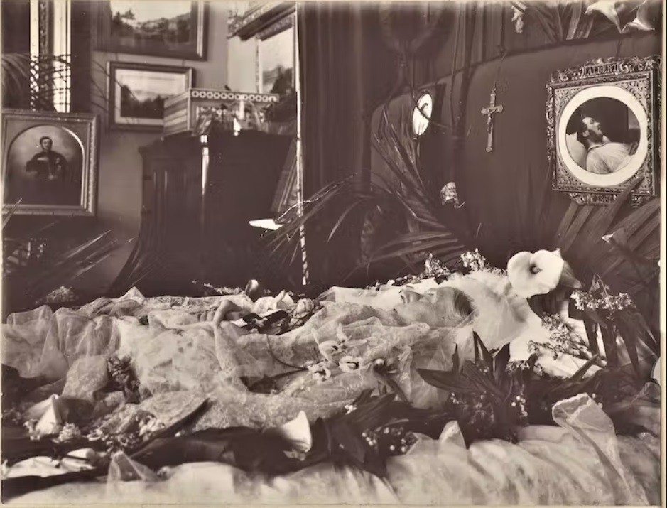 Corpo de Rainha Vitória durante seu funeral (Foto: Wikimedia Commons)