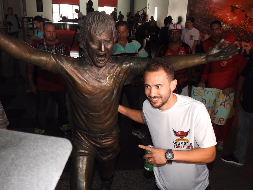 Éverton Ribeiro posou ao lado estátua do Zico antes de ser apresentado (Foto: Fred Gomes)