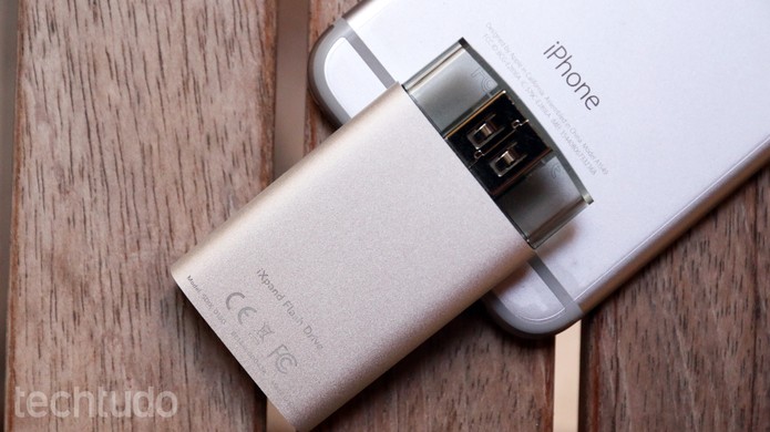 O iXpand tem dois conectores: um USB 2.0 e o Lightning (Foto: Lucas Mendes/TechTudo) O iXpand tem dois conectores: um USB 2.0 e o Lightning (Foto: Lucas Mendes/TechTudo)