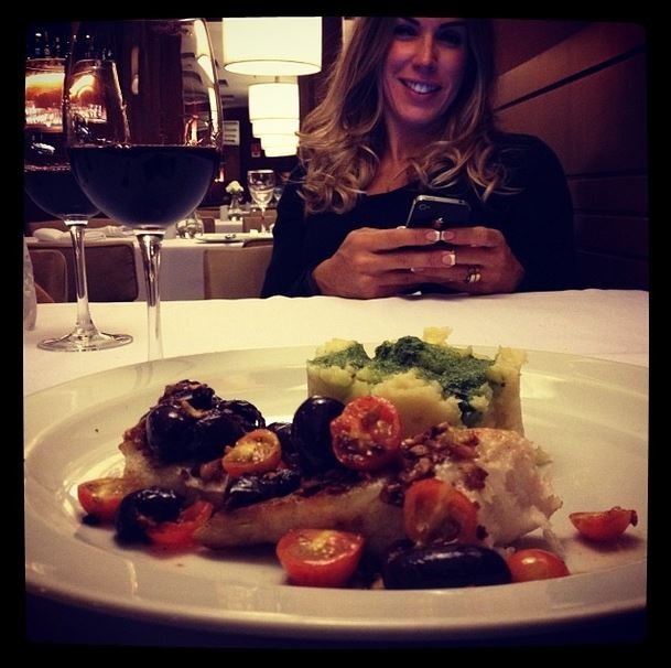 Vítor Belfort posta foto da mulher, Joana Prado, durante jantar (Foto: Instagram/Reprodução)