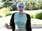 Sem sutiã, Miley Cyrus usa blusa transparente e polêmica
