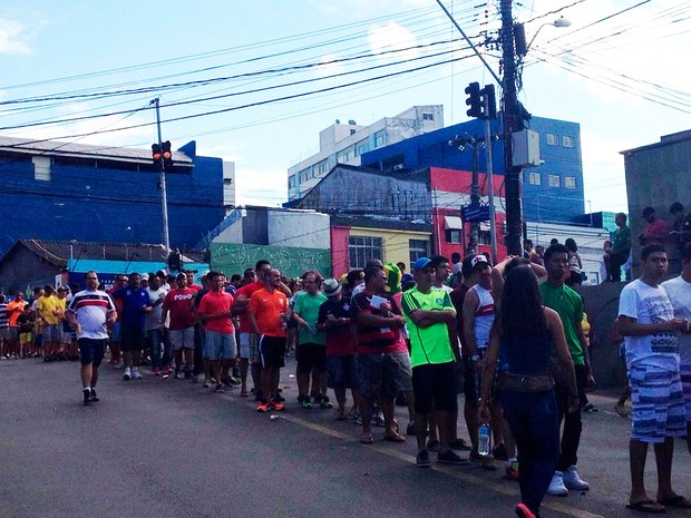 Público chega e pega fila para acesso ao Portal de Segurança, onde está posicionada a Polícia Militar (Foto: Alan Tiago Alves/G1)