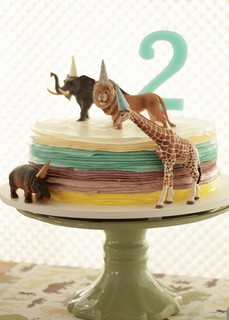 O bolo incrível de camadas e parte dos doces foram feitos pela Tammy Montagna. Os animais até estavam de chapéu para entrar no clima do aniversário... (Foto: Myca Gutierrez)