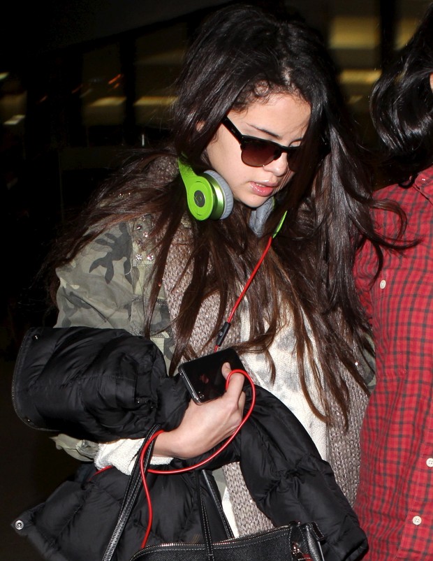 Selena Gomez evita os paparazzi em aeroporto (Foto: Agência/ X17)