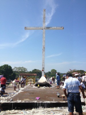 Visitantes acendem velas no Cemitério Santo Antônio (Foto: Vanessa Vasconcelos/G1)