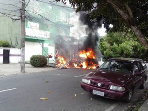 Caminhão foi atingido por cabo de alta tensão e entrou em chamas. (Foto: Arquivo Pessoal/ João Lopes)