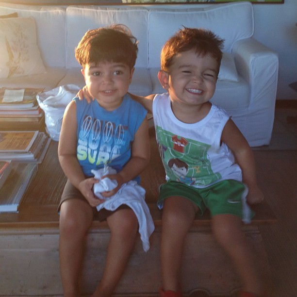 Pedro, filho de Juliana Paes, vestindo blusa azul (Foto: reprodução/instagram)