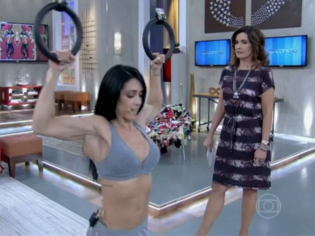 Bella Falconi se exercita nas argolas (Foto: Encontro com Fátima Bernardes/TV Globo)