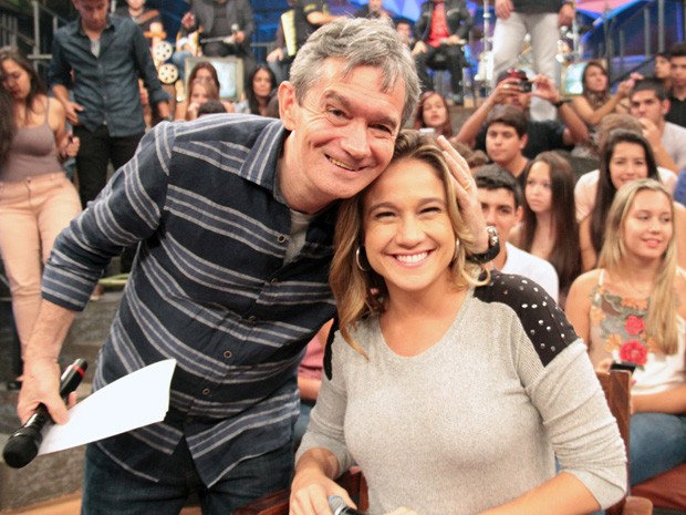 Fernanda Gentil posa para fotos com Serginho em gravação (Foto: Marcos Mazini/Gshow)