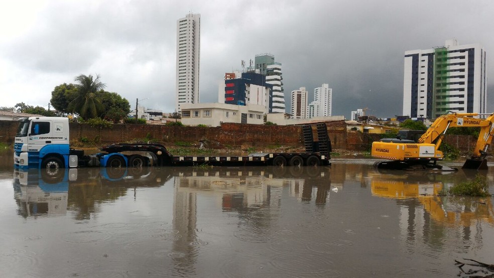 Áre ado Canal do Fragoso ficou cheia de água, em Olinda, neste sábado (Foto: Everaldo Silva/ TV Globo)
