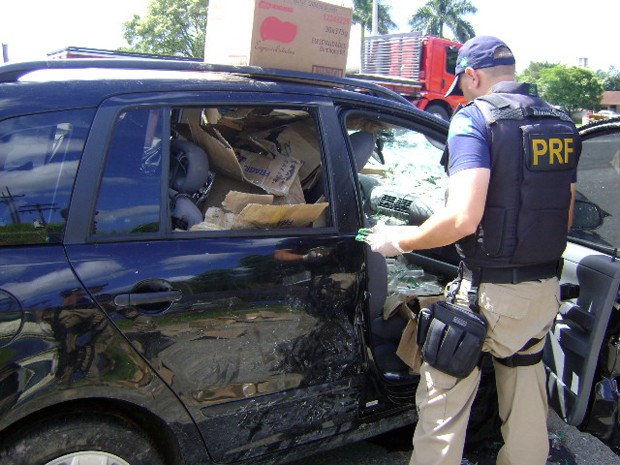 PRF apreendeu 3.600 frascos de lança-perfume dentro de carro (Foto: Divulgação/Polícia Rodoviária Federal) PRF apreendeu 3.600 frascos de lança-perfume dentro de carro (Foto: Divulgação/Polícia Rodoviária Federal)