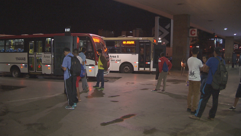 Passageiros aguardam ônibus na Rodoviária do Plano Piloto, em Brasília (Foto: TV Globo/Reprodução)