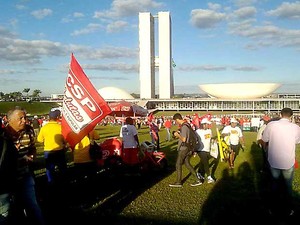 Manifestantes ocupam o gramado do Congresso Nacional (Foto: Isabella Formiga/G1)