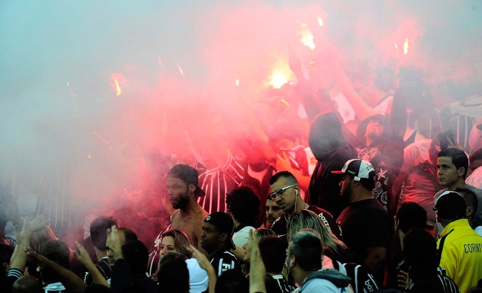 fogos torcida Corinthians (Foto: Marcos Ribolli)