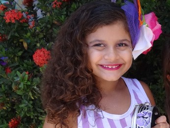 Ana Maria gosta de tocar tamborim e se maquiar para sair no carnaval. (Foto: Katherine Coutinho / G1)
