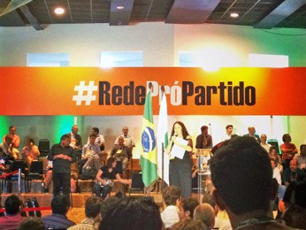 Apoiadores do novo partido participam de cerimônia de lançamento da legenda (Foto: Iara Lemos/ G1)