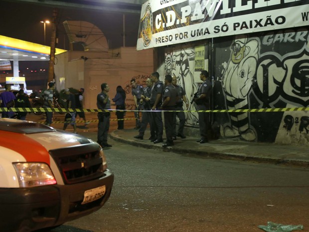  Oito pessoas morrem depois de serem baleadas na sede da Pavilho 9, na Ponte dos Remdios, em So Paulo, SP, na noite deste sbado (18) (Foto: Edison Temoteo/Futura Press/Estado Contedo)