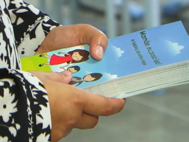 Livro em quadrinhos teve texto feito por Adriana e design de um primo dela (Foto: Reprodução/TV Sudoeste)