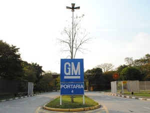 GM comunica operários que terão contratos suspensos em São José  (Foto: Daniel Corrá/G1)