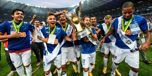 Campeão, Cruzeiro levanta a taça no Mineirão e faz festa com trio elétrico (Pedro Vilela/Agência I7/Estadão Conteúdo)