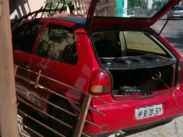 Carro invade casa no centro de Gurupi e motorista foge (Foto: Divulgação/PM)