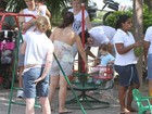 Mateus Solano brinca com a filha em parquinho, no Rio