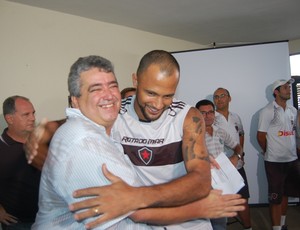 Ariano Wanderley (diretor de futebol) e Genivaldo (goleiro), do Botafogo-PB (Foto: Lucas Barros / Globoesporte.com/pb)