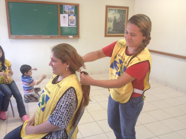 Elza Morais, de 36 anos, foi a primeira a realizar a doação (Foto: Dyepeson Martins/G1)