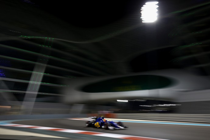 Felipe Nasr acelera a Sauber na pista noturna de Yas Marina (Foto: Getty Images)