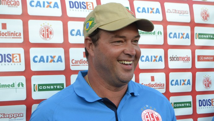 Roberto Fernandes, técnico do América-RN (Foto: Jocaff Souza/GloboEsporte.com)